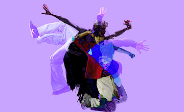 Einfarbig hellvioletter Hintergrund. In der Mitte steht eine Person, die einen Arm zur Seite ausgestreckt und den anderen leicht angehoben hat. Hinter ihr überlagern sich weitere durchscheinende Figuren: eine mit in die Luft gestreckten Beinen und zwei mit zur Seite ausgestreckten Armen.