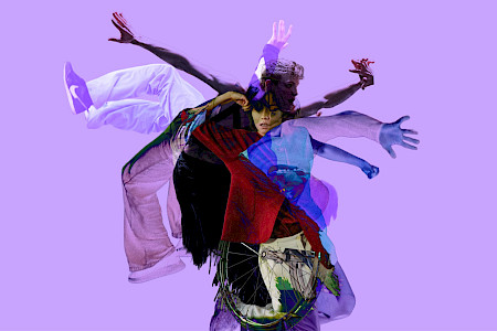 Einfarbig hellvioletter Hintergrund. In der Mitte steht eine Person, die einen Arm zur Seite ausgestreckt und den anderen leicht angehoben hat. Hinter ihr überlagern sich weitere durchscheinende Figuren: eine mit in die Luft gestreckten Beinen und zwei mit zur Seite ausgestreckten Armen. Unten in der Mitte ist ein Rollstuhlrad sichtbar.