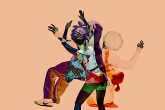 Einfarbiger helloranger Hintergrund. Eine tanzende Person lehnt den Oberkörper nach hinten und hebt beide Arme über den Kopf. Dahinter überlagern sich transluzent drei weitere Figuren: eine kniet am Boden, zwei stehen aufrecht mit erhobenen Armen.