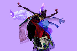 Einfarbig hellvioletter Hintergrund. In der Mitte steht eine Person, die einen Arm zur Seite ausgestreckt und den anderen leicht angehoben hat. Hinter ihr überlagern sich weitere durchscheinende Figuren: eine mit in die Luft gestreckten Beinen und zwei mit zur Seite ausgestreckten Armen.